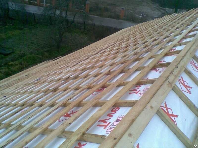 Двух скатная кровля с обрешеткой